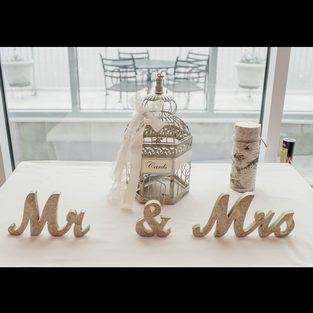 Mr & Mrs sign